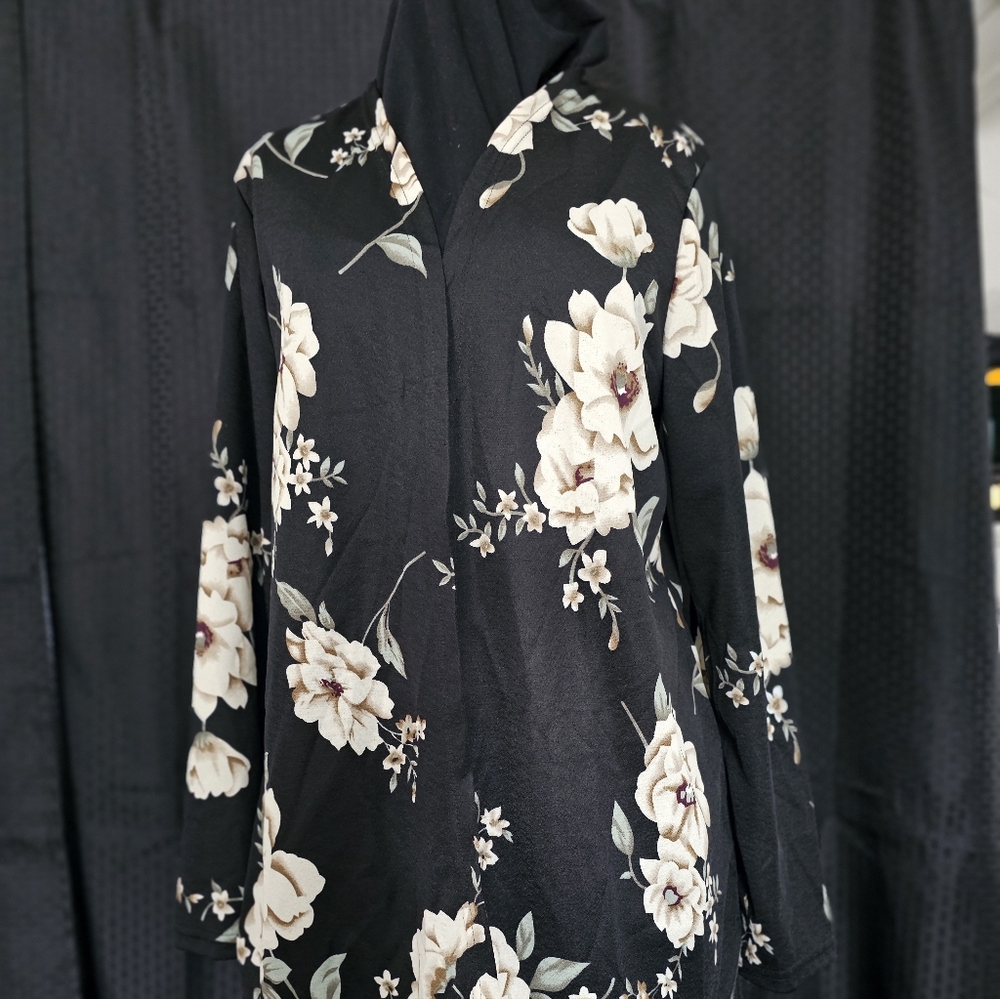 CRZ YOGA Black and Cream Printed Floral Kimono.  Light Weight